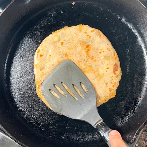 https://www.cookwithmanali.com/wp-content/uploads/2017/01/Indian-Aloo-Paratha-Step-9.jpg