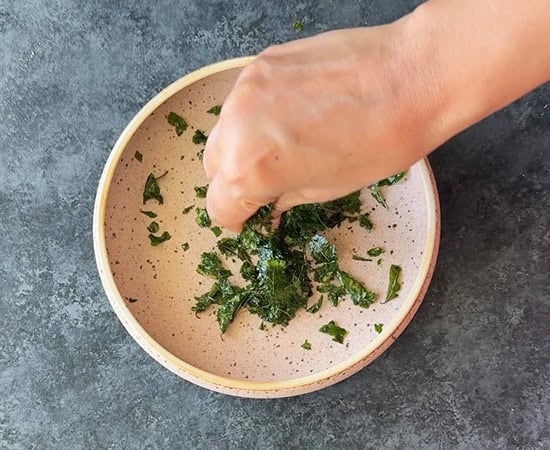 hand crushing crisp curry leaves